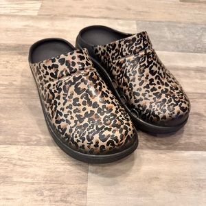 Oofos clogs, size 9, used